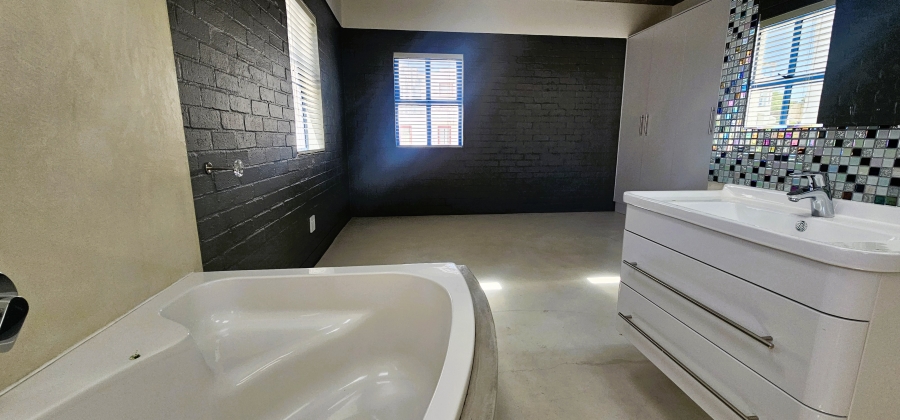 4 Bedroom Property for Sale in Paradise Beach Western Cape